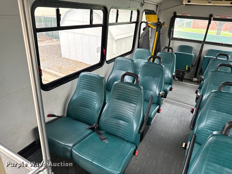 image for item EJ0565 2006 Ford E450 shuttle bus