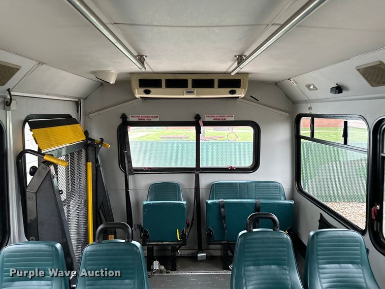 image for item EJ0565 2006 Ford E450 shuttle bus