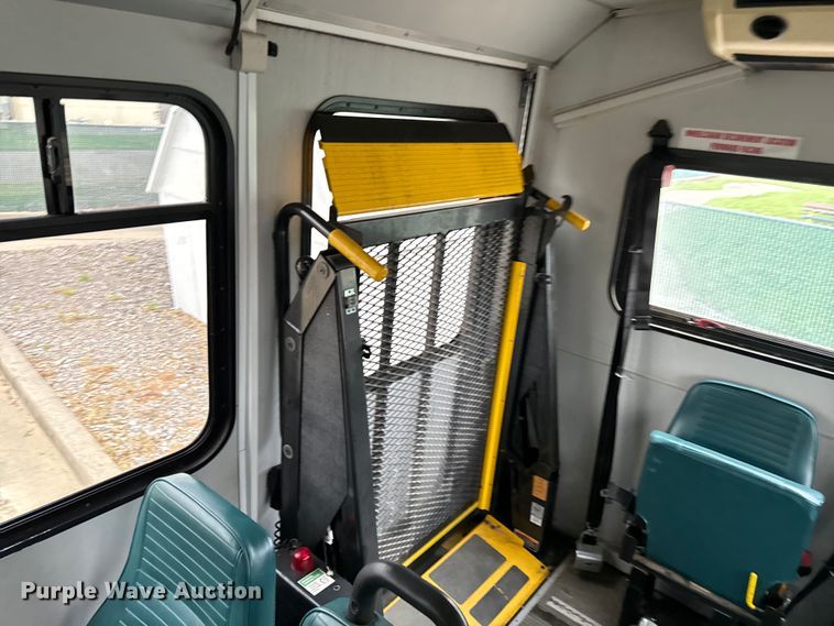 image for item EJ0565 2006 Ford E450 shuttle bus