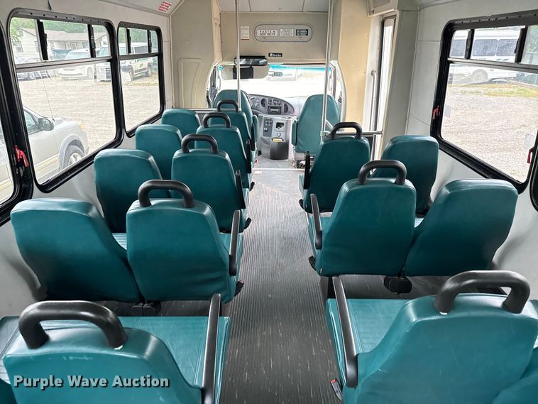 image for item EJ0565 2006 Ford E450 shuttle bus