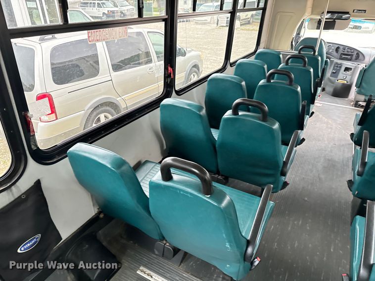 image for item EJ0565 2006 Ford E450 shuttle bus