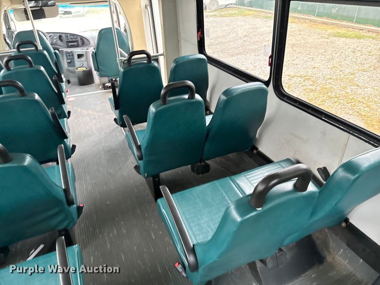 image for item EJ0565 2006 Ford E450 shuttle bus