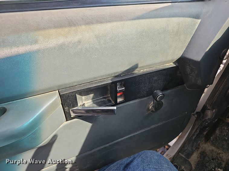 image for item EJ6309 2002 Chevrolet C8500 dump truck