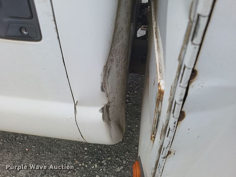 image for item EJ7901 2004 Ford F550 Super Duty XL bucket truck