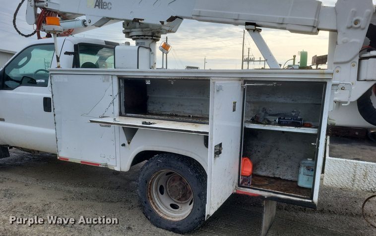 image for item EJ7901 2004 Ford F550 Super Duty XL bucket truck