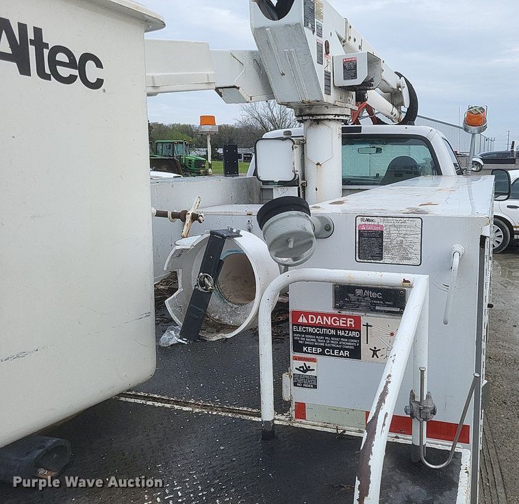 image for item EJ7901 2004 Ford F550 Super Duty XL bucket truck