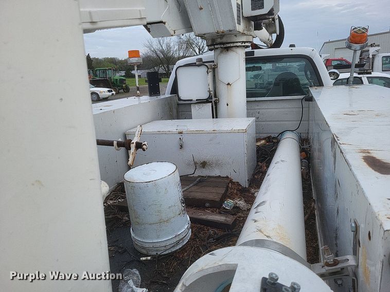 image for item EJ7901 2004 Ford F550 Super Duty XL bucket truck