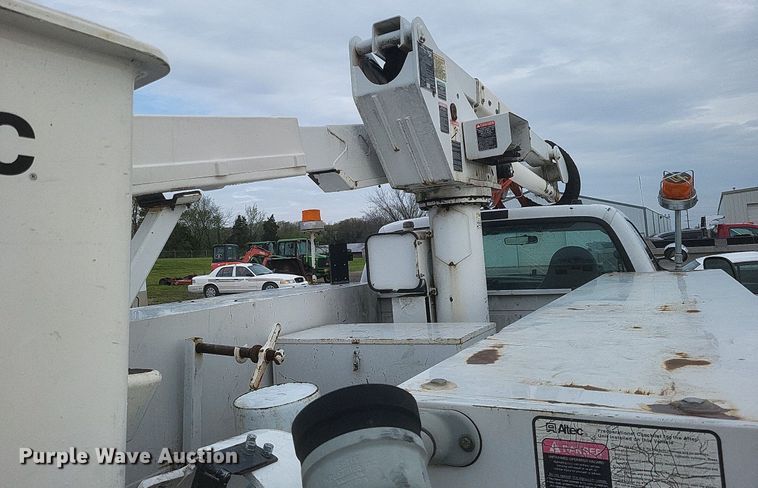 image for item EJ7901 2004 Ford F550 Super Duty XL bucket truck