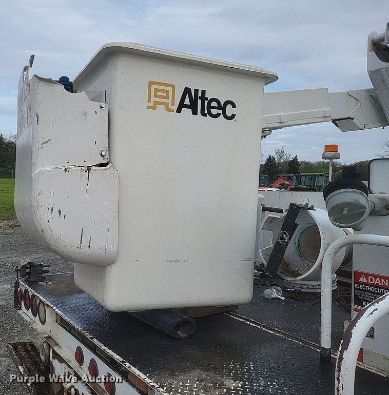 image for item EJ7901 2004 Ford F550 Super Duty XL bucket truck