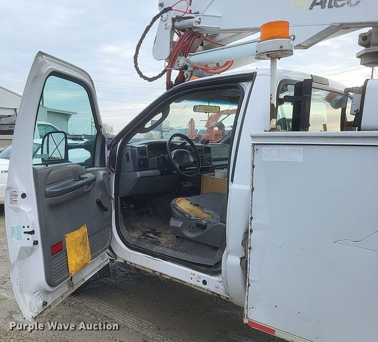 image for item EJ7901 2004 Ford F550 Super Duty XL bucket truck