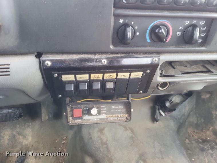 image for item EJ7901 2004 Ford F550 Super Duty XL bucket truck