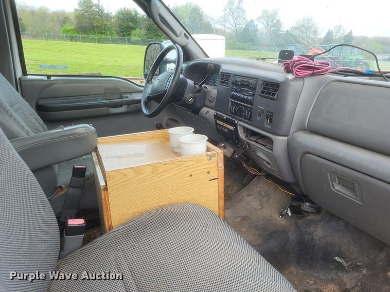 image for item EJ7901 2004 Ford F550 Super Duty XL bucket truck