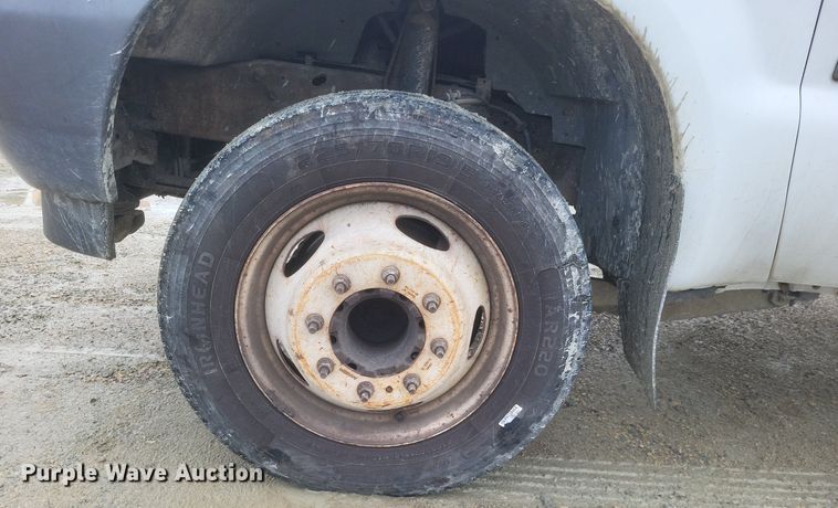 image for item EJ7901 2004 Ford F550 Super Duty XL bucket truck