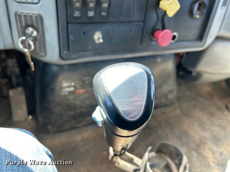 image for item EK4497 2003 International 7400 dump truck