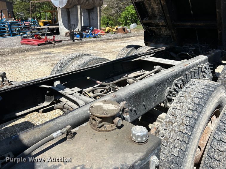 image for item EK4497 2003 International 7400 dump truck