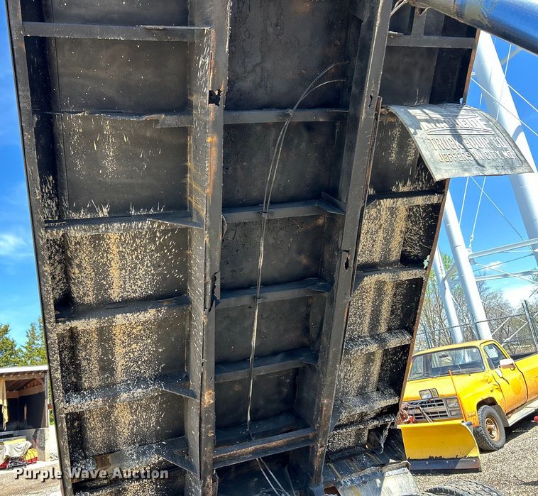 image for item EK4497 2003 International 7400 dump truck