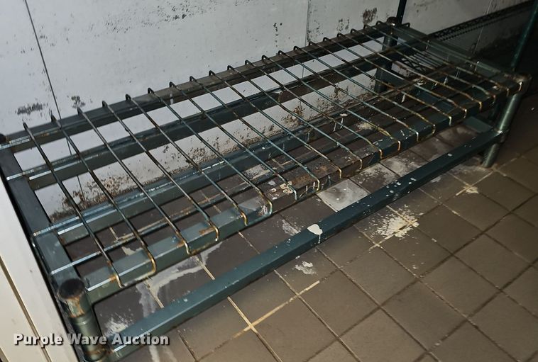 image for item EK5775 (8) metal shelves