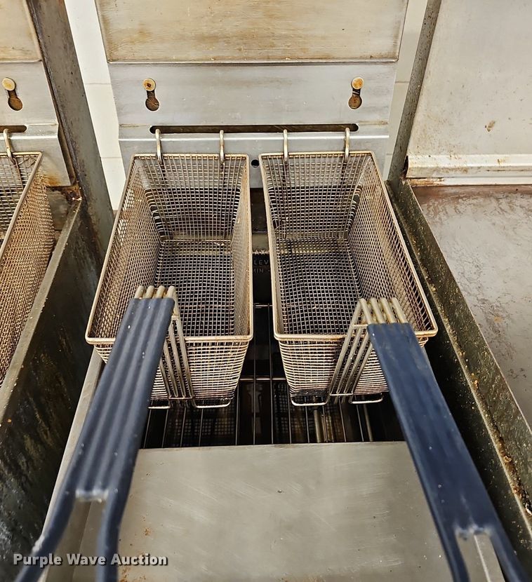 image for item EK5781 (2) Pitco dual fryers