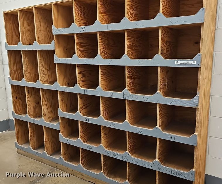 image for item EK5784 Wood cubby 