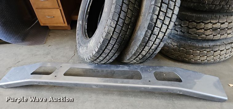 image for item EK5792 (6) 12R22.5 tires