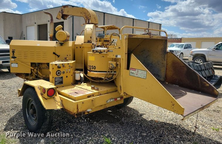 image for item LD9004 1989 Vermeer 1250 wood chipper