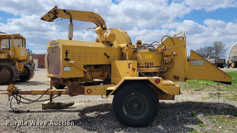 image for item LD9004 1989 Vermeer 1250 wood chipper