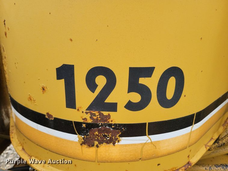 image for item LD9004 1989 Vermeer 1250 wood chipper