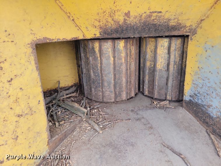 image for item LD9004 1989 Vermeer 1250 wood chipper