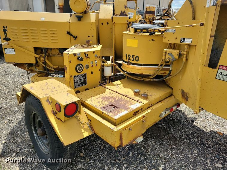 image for item LD9004 1989 Vermeer 1250 wood chipper