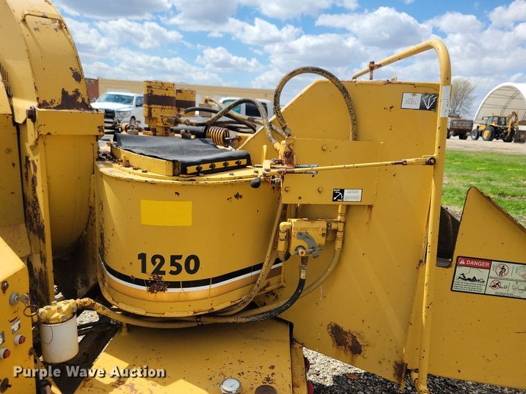 image for item LD9004 1989 Vermeer 1250 wood chipper