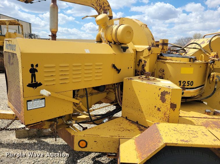 image for item LD9004 1989 Vermeer 1250 wood chipper