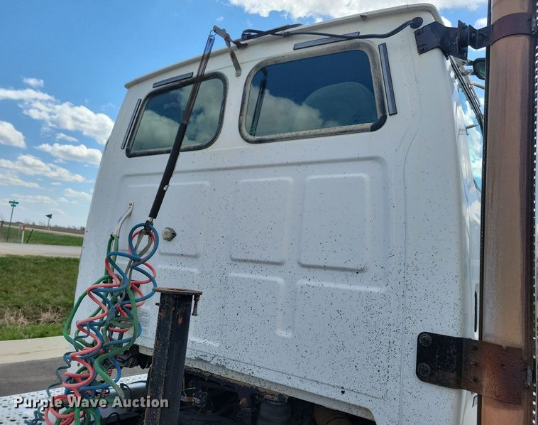 image for item LD9007 2009 Sterling A9500 semi truck