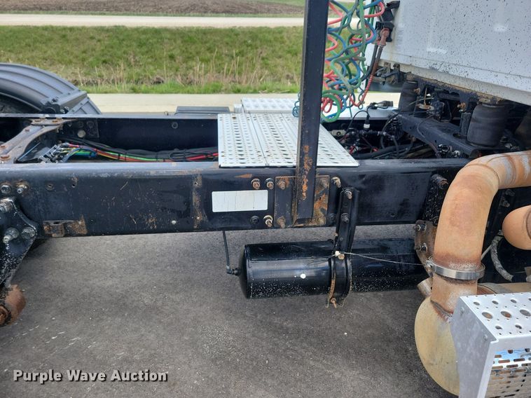 image for item LD9007 2009 Sterling A9500 semi truck