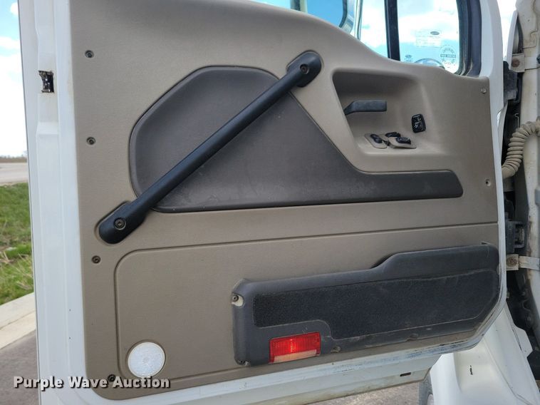 image for item LD9007 2009 Sterling A9500 semi truck