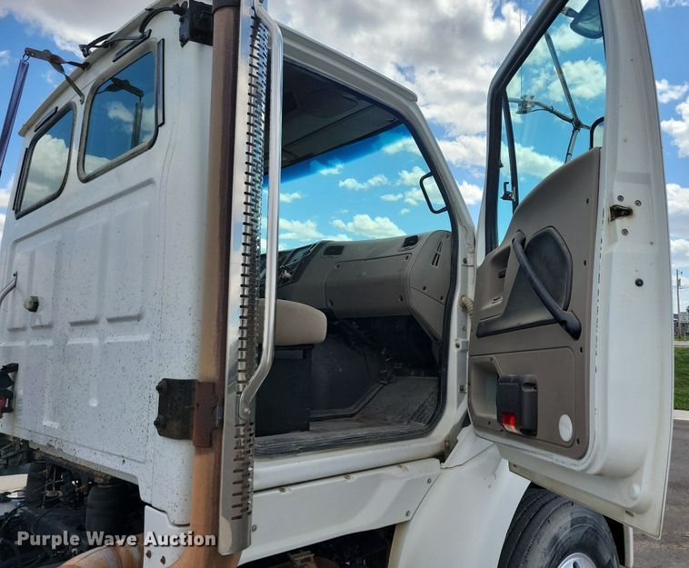 image for item LD9007 2009 Sterling A9500 semi truck
