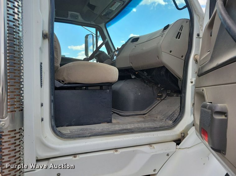 image for item LD9007 2009 Sterling A9500 semi truck