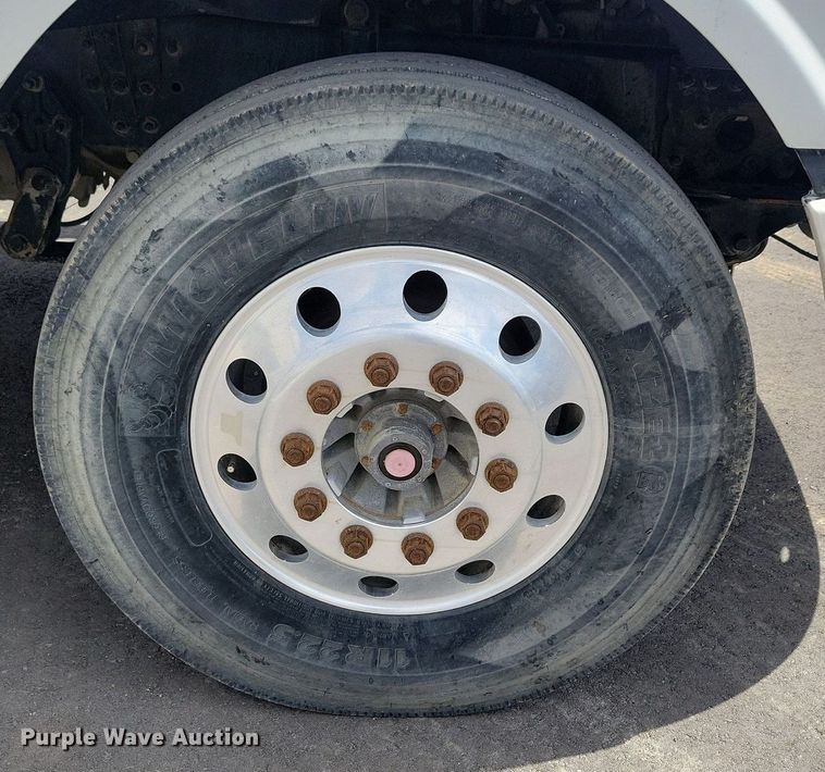 image for item LD9007 2009 Sterling A9500 semi truck