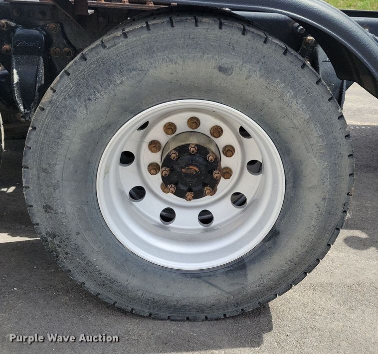 image for item LD9007 2009 Sterling A9500 semi truck