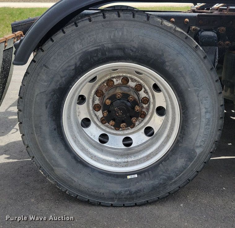 image for item LD9007 2009 Sterling A9500 semi truck