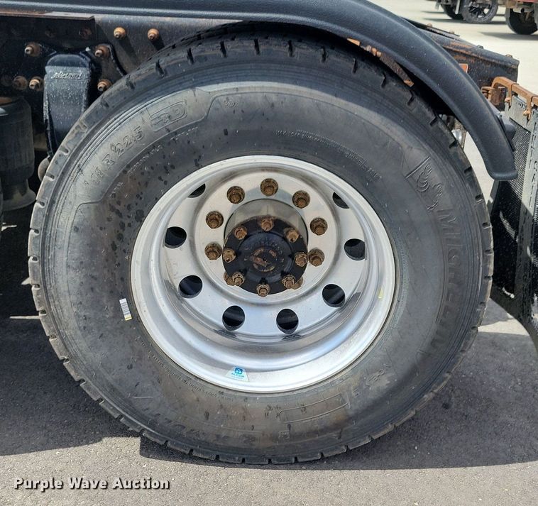 image for item LD9007 2009 Sterling A9500 semi truck