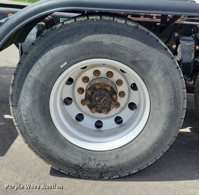 image for item LD9007 2009 Sterling A9500 semi truck