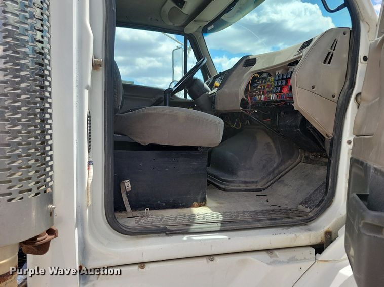 image for item LD9008 2006 Sterling LT9500 semi truck