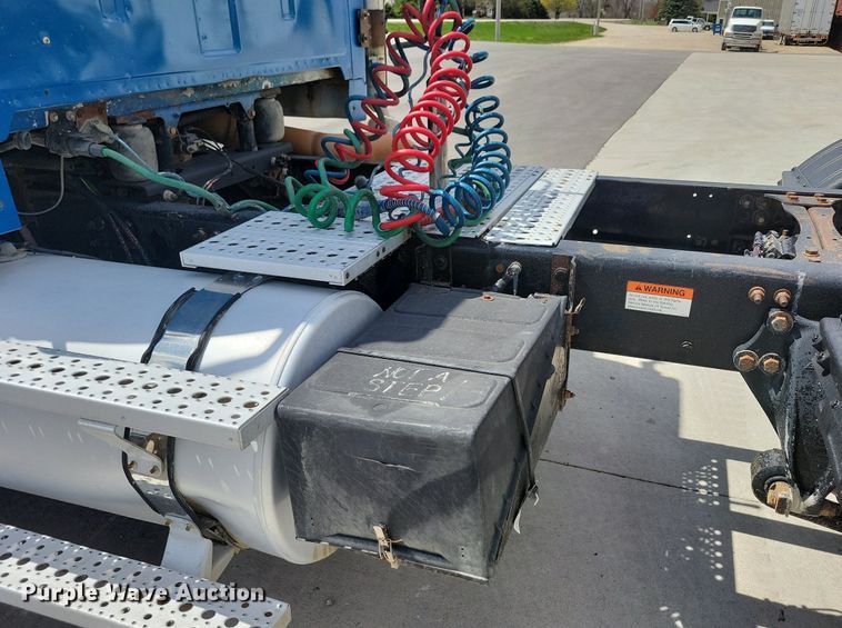 image for item LD9009 2009 Sterling A9500 semi truck