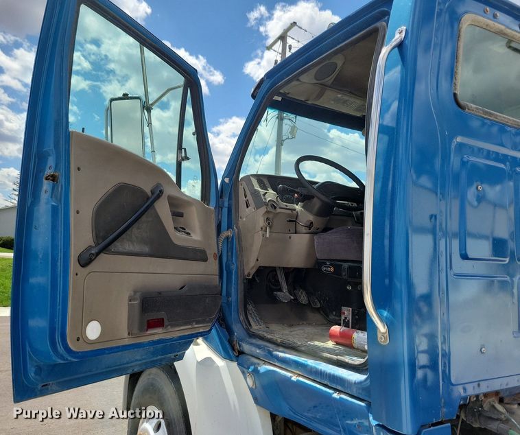 image for item LD9009 2009 Sterling A9500 semi truck