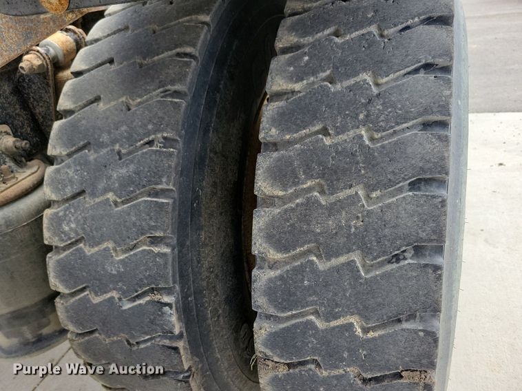 image for item LD9009 2009 Sterling A9500 semi truck