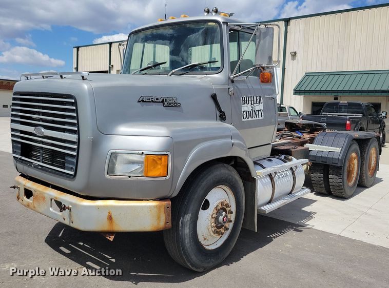 image for item LD9010 1989 Ford Aeromax L9000 semi truck