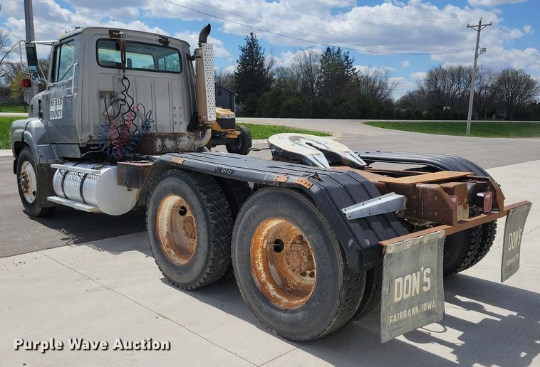 image for item LD9010 1989 Ford Aeromax L9000 semi truck