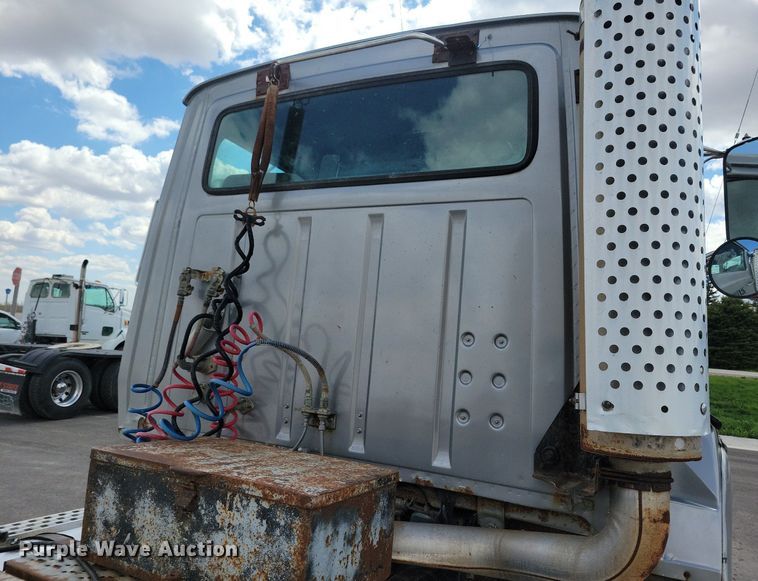 image for item LD9010 1989 Ford Aeromax L9000 semi truck