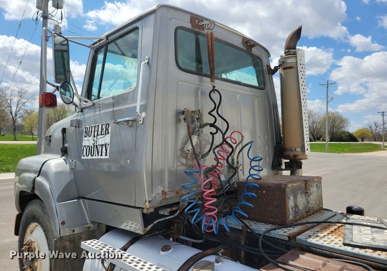 image for item LD9010 1989 Ford Aeromax L9000 semi truck