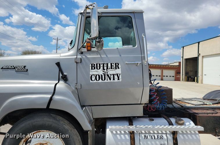 image for item LD9010 1989 Ford Aeromax L9000 semi truck